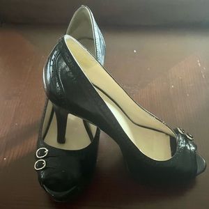 🦋Gorgeous Nine West Platform Peep Toe heels with buckle accents